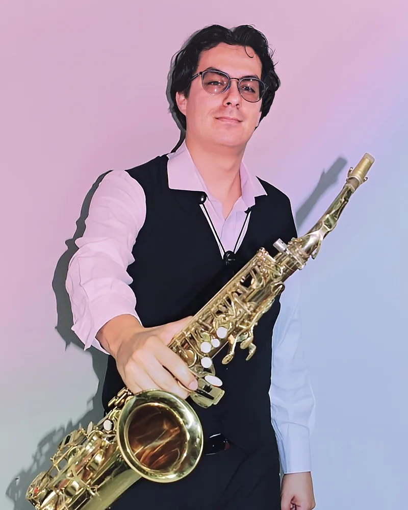 Walter Agudelo Múnera con su saxofón alto