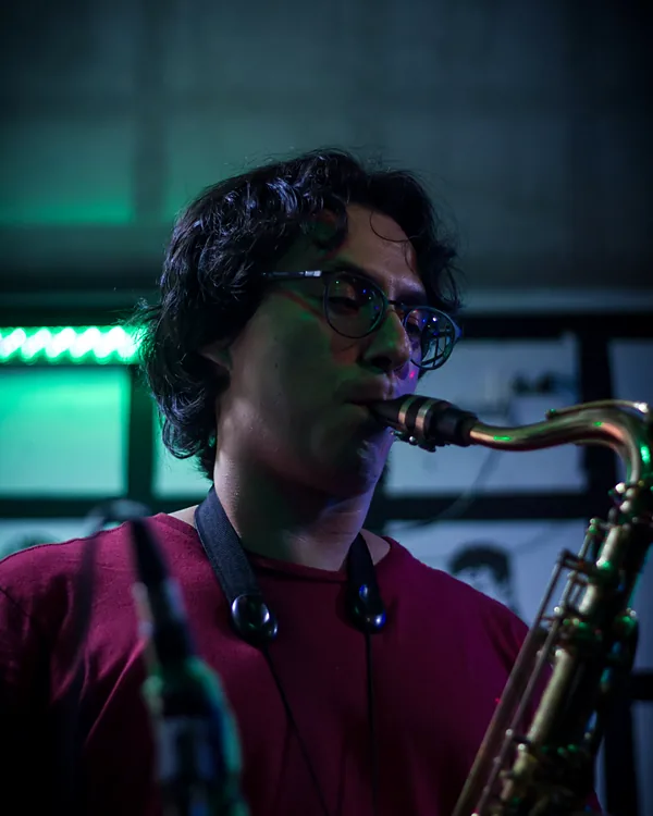 Walter tocando el saxofón tenor en vivo