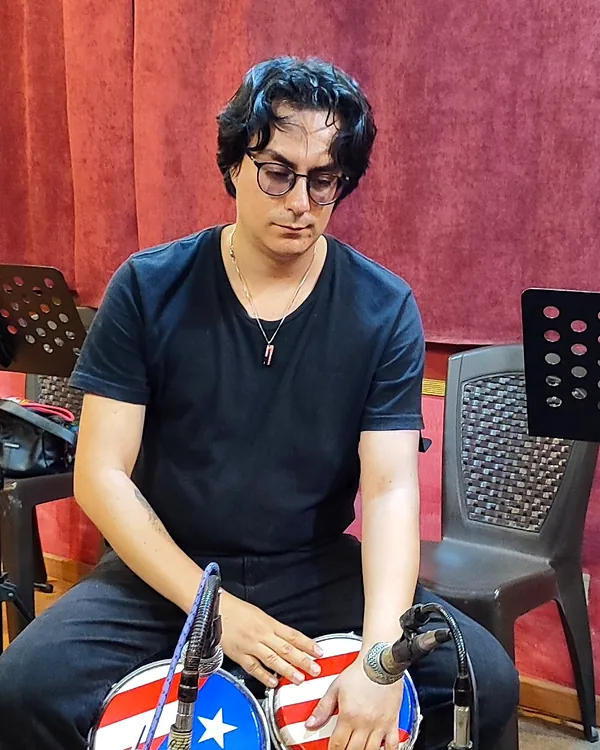 Walter grabando bongós en el estudio