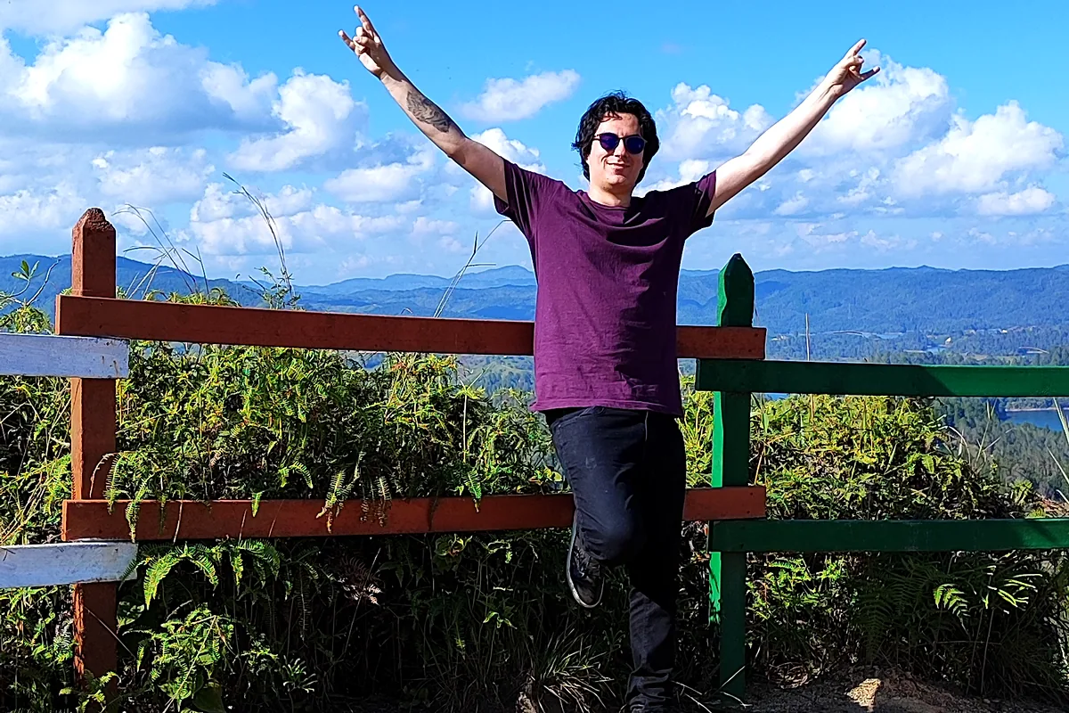 Walter Agudelo Múnera en un mirador de Antioquia